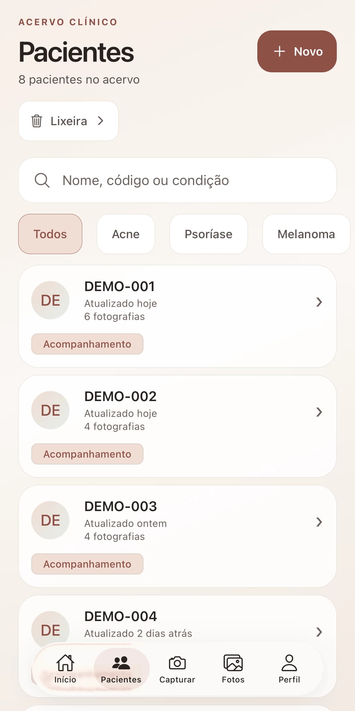 Lista de pacientes no aplicativo Dermatofy para iOS, com cadastros demonstrativos.